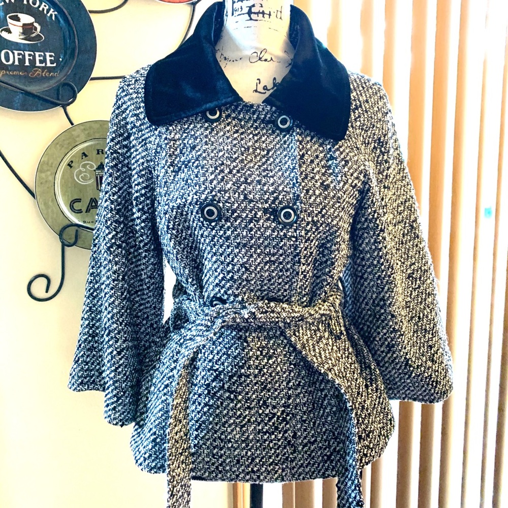 NWT Beautiful and elegant Tahari jacket.  Size 6.